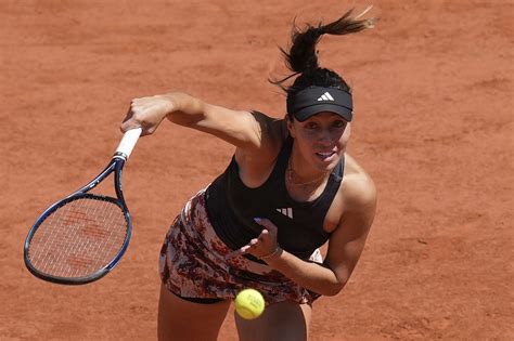 Debutant Stearns beats former champ Ostapenko to reach French Open 3rd round